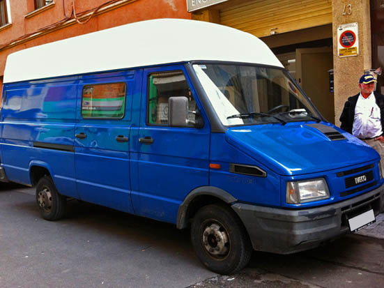 Foto furgón Iveco azul