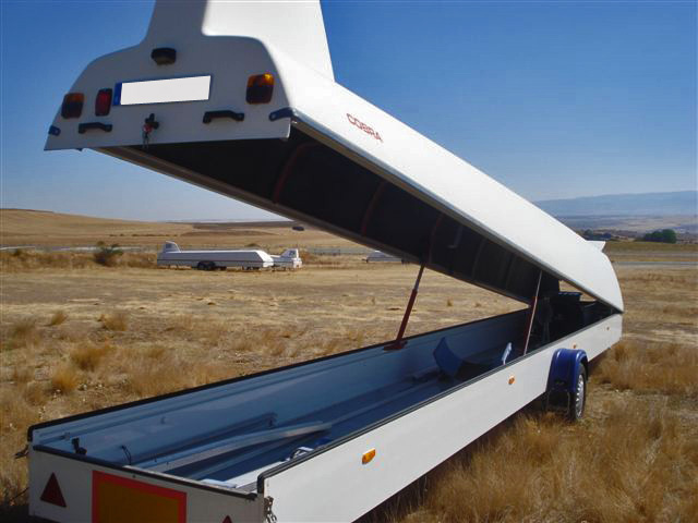 Remolque ligero para transportar aviones ultraligeros